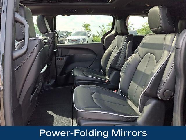 2025 Chrysler Pacifica Hybrid Premiuim S Appearance Package
